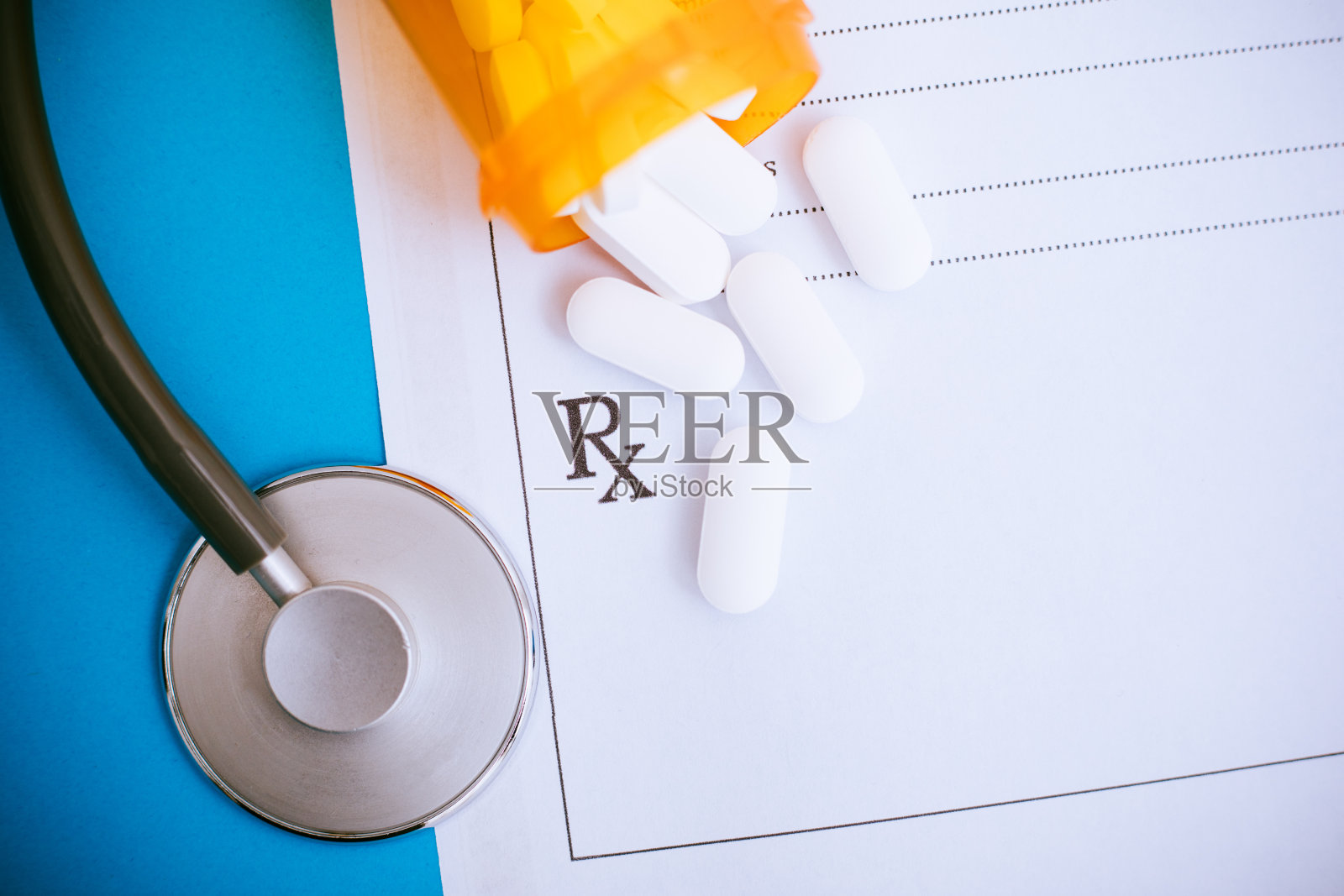 药丸配药瓶和听诊器照片摄影图片