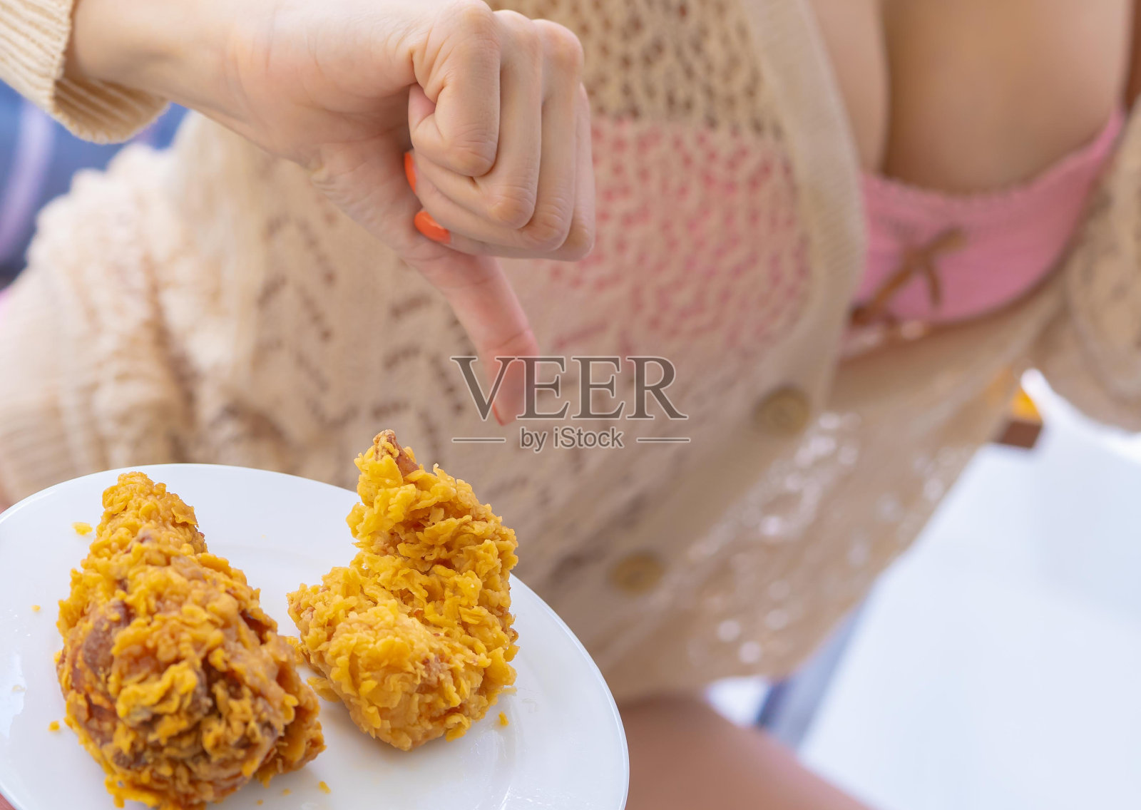 女子拒绝垃圾食品炸鸡，选择健康生活照片摄影图片
