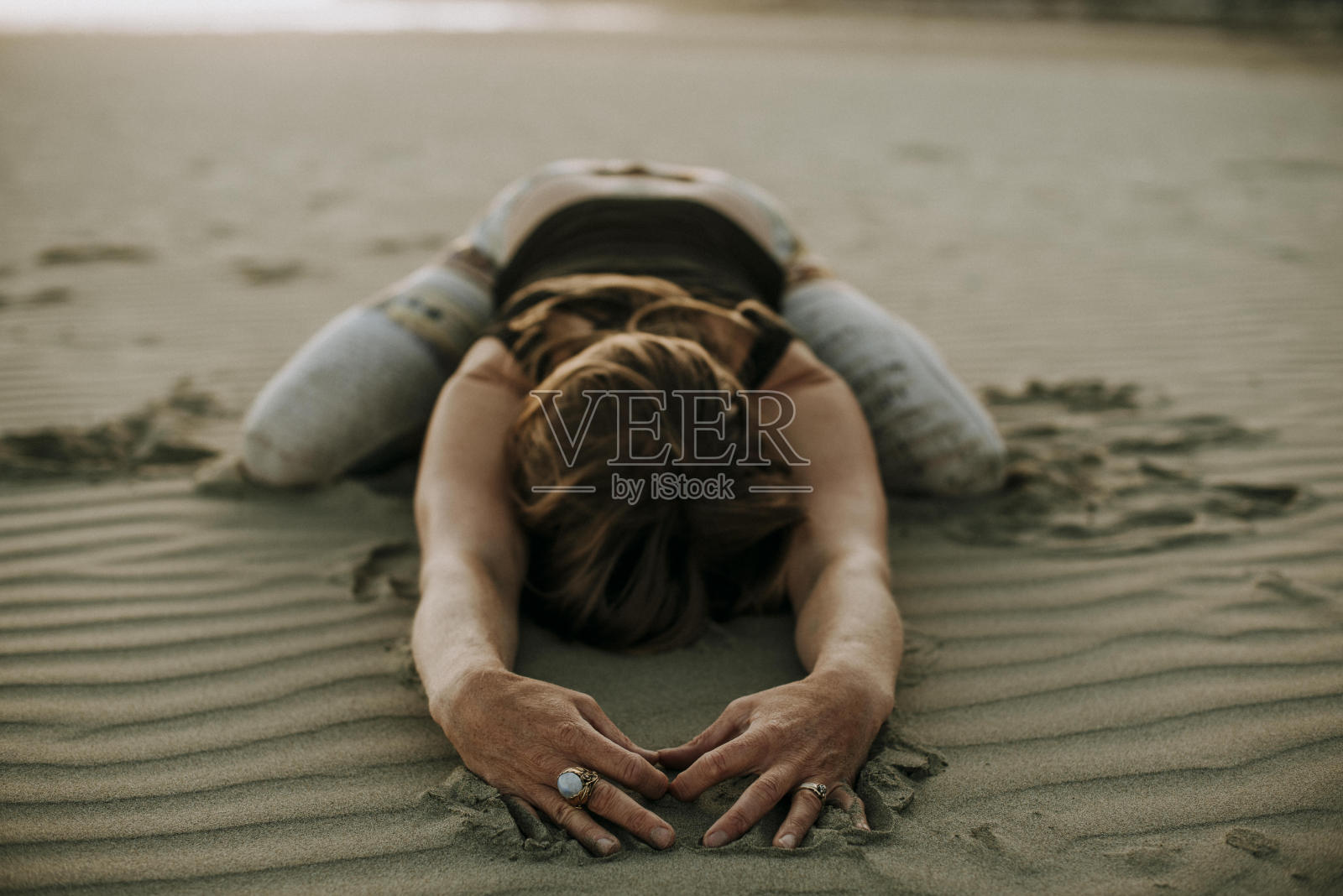 据沙滩瑜伽照片摄影图片