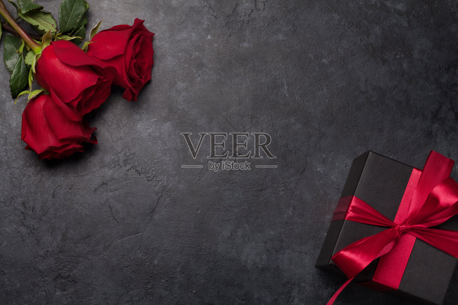 情人节礼物盒和玫瑰花束照片摄影图片