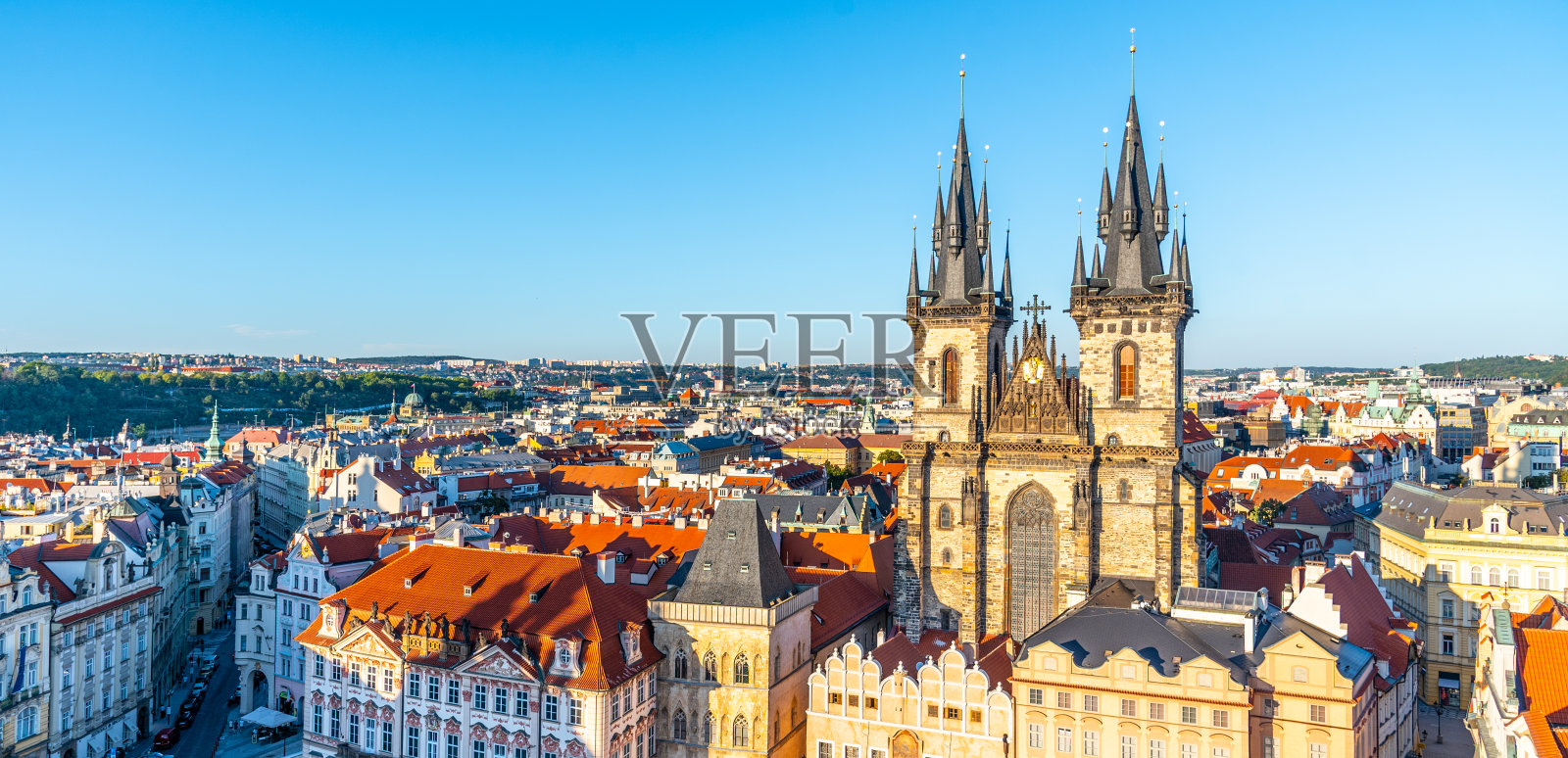 布拉格老城广场的泰恩教堂航拍照片摄影图片