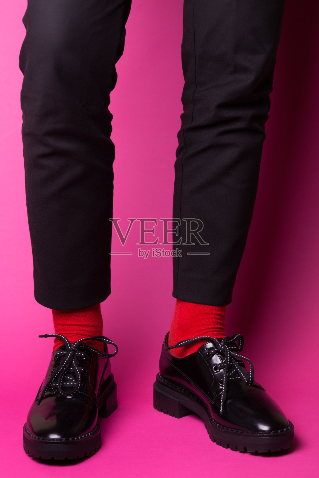 木纹背景黑色经典鞋，时尚女鞋照片摄影图片