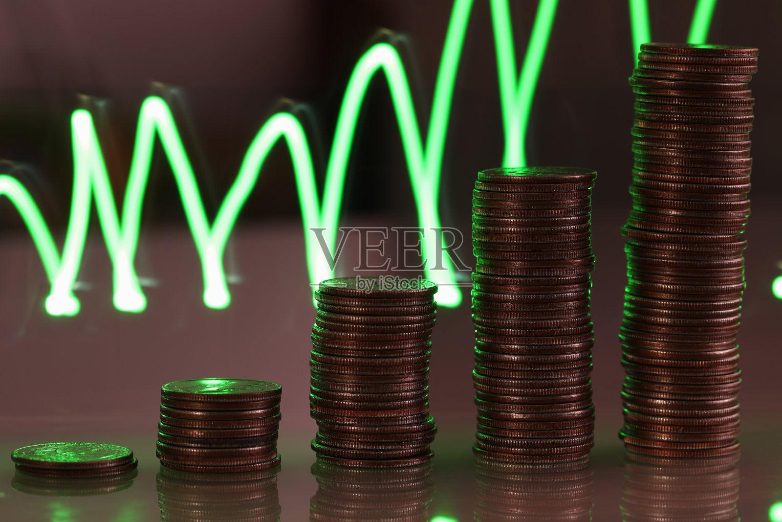 桌面上堆叠的银币照片摄影图片