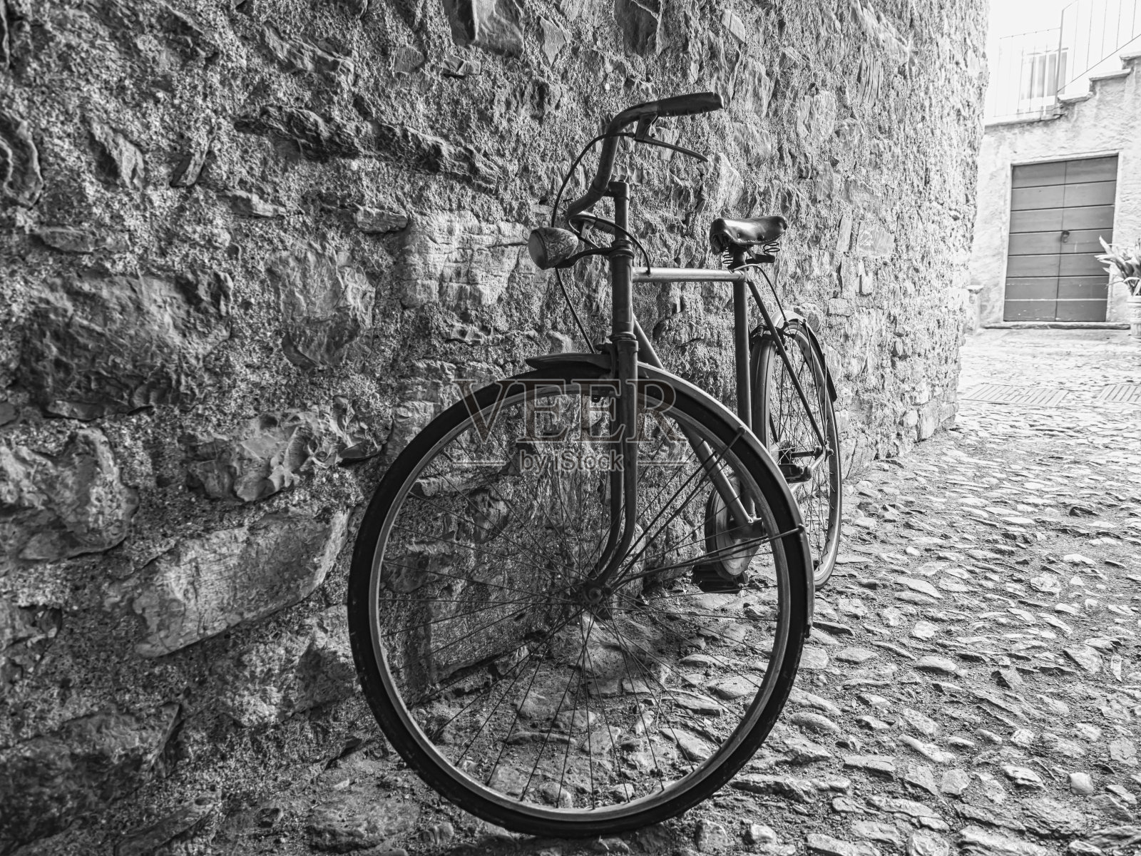 小巷里的旧自行车照片摄影图片