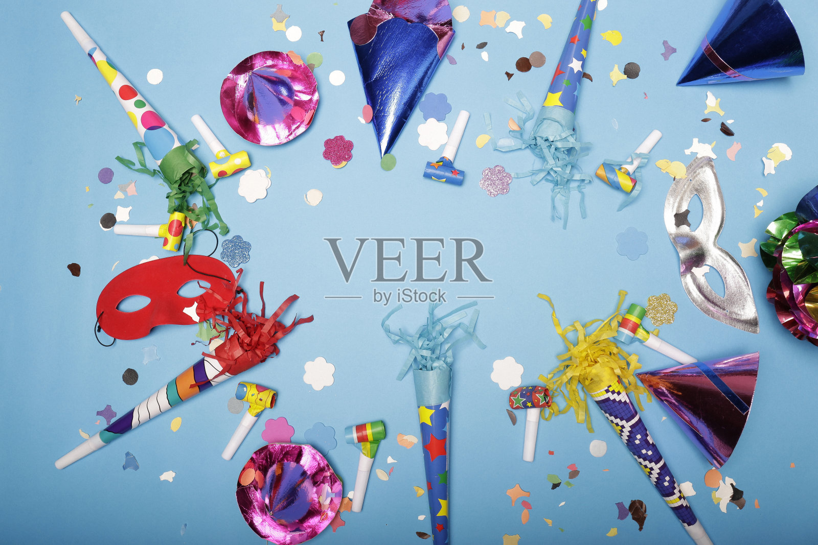 为嘉年华派对准备的五彩纸屑和帽子照片摄影图片