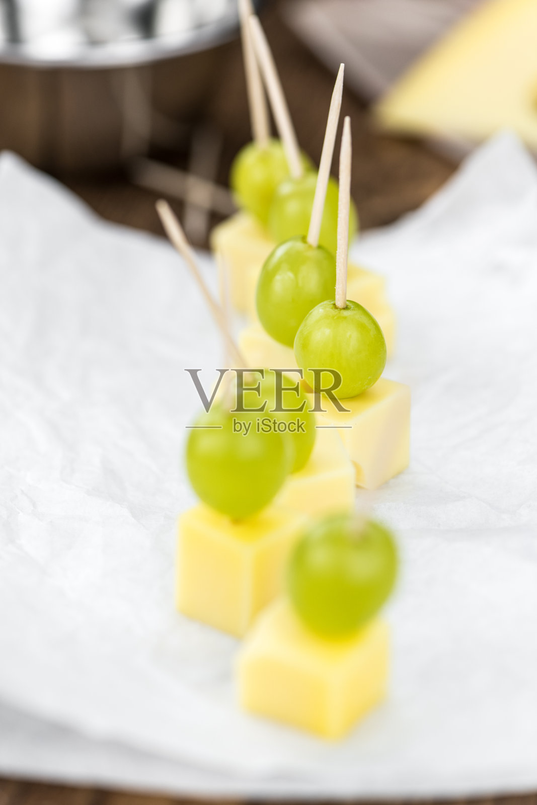 奶酪块配葡萄(派对食物)照片摄影图片