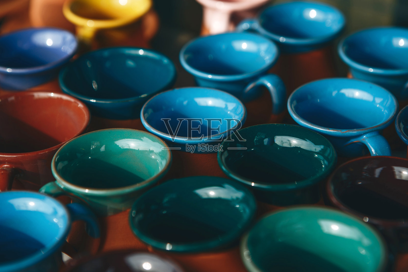 很多彩色陶器照片摄影图片