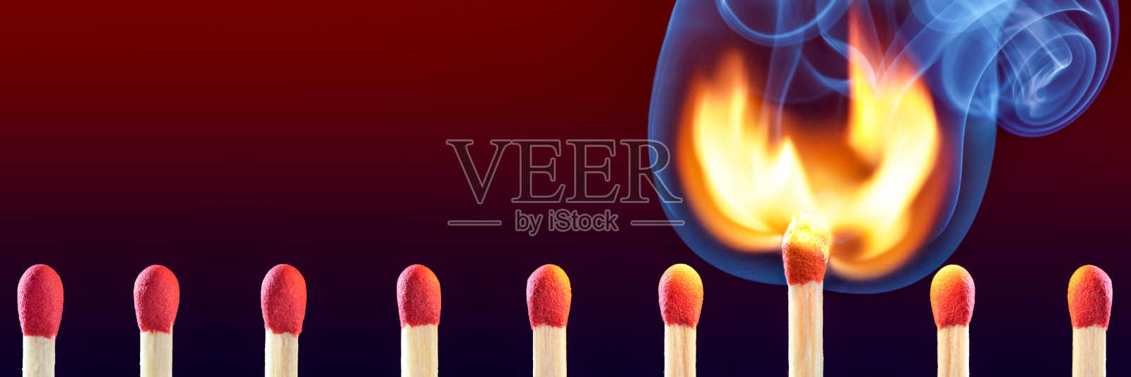 一排火柴，其中一根突然着火照片摄影图片