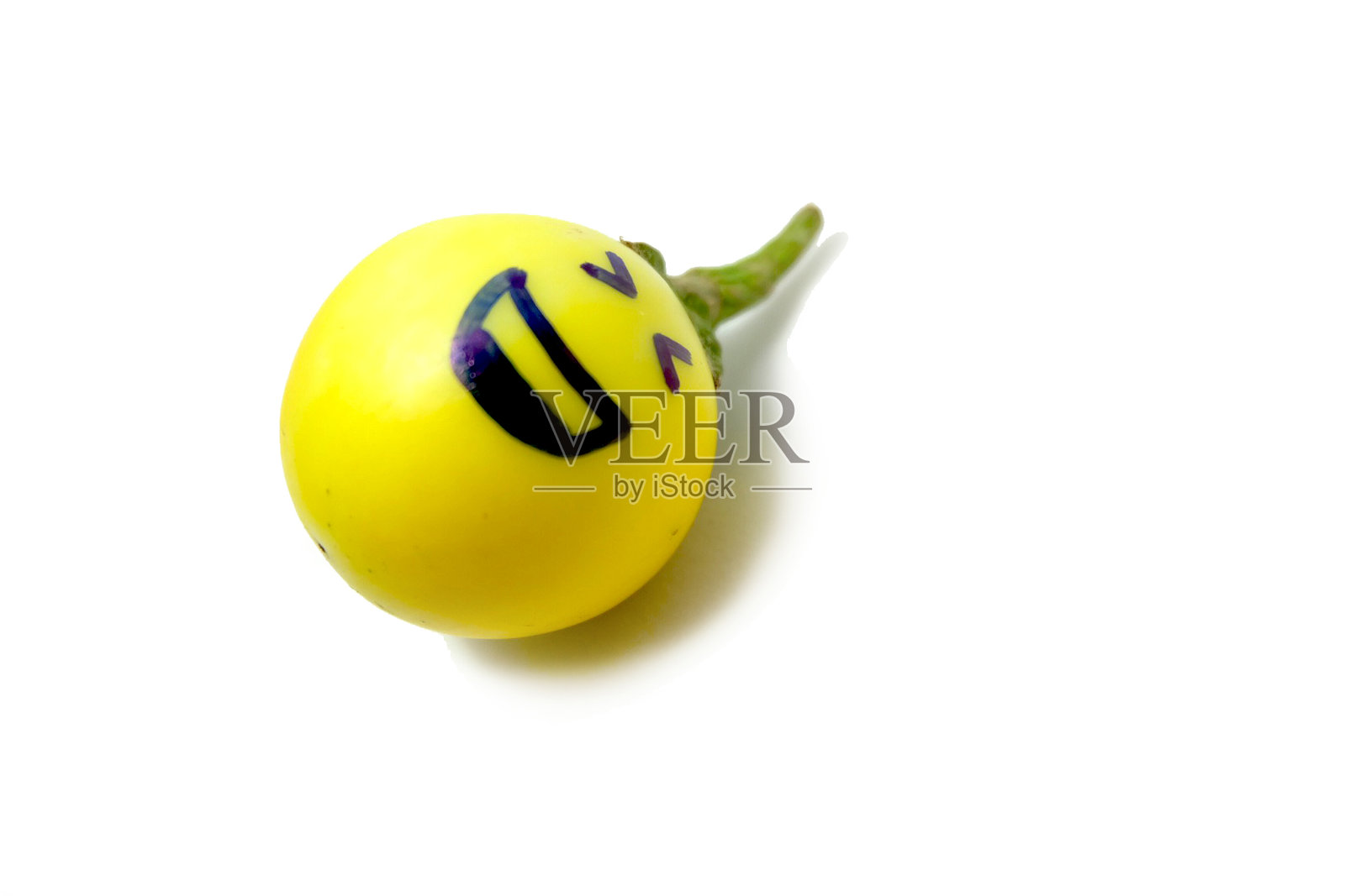 黄茄子用脸隔离情绪。鲜泰国茄子或茄子类蔬菜，白色背景纹理。饮食设计。照片摄影图片