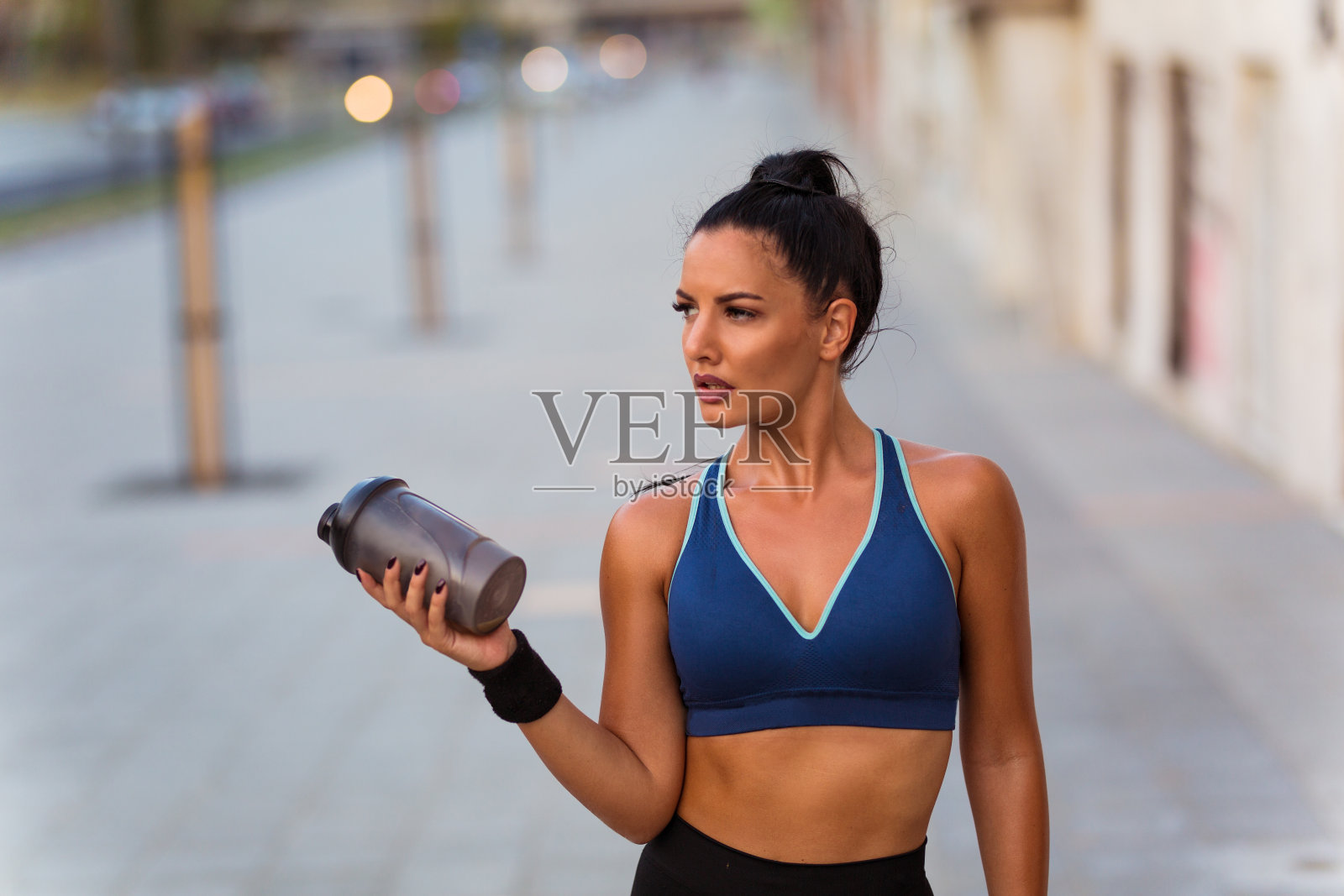 运动后的女人照片摄影图片