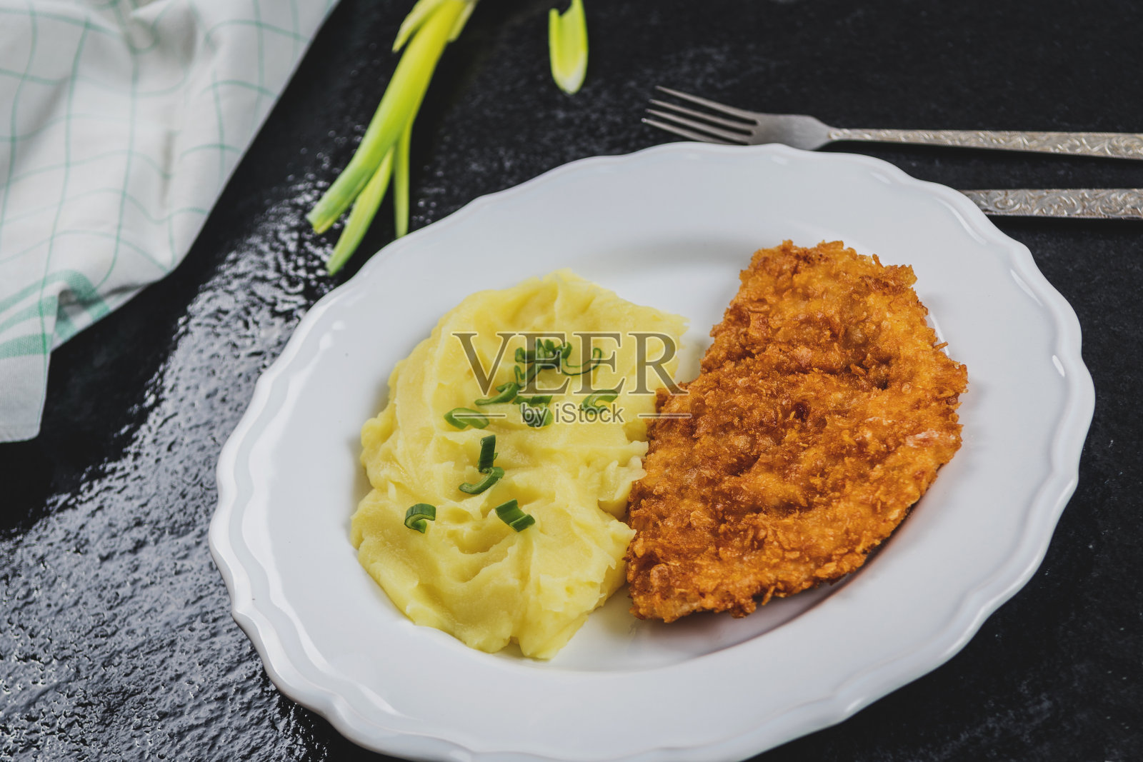 鸡排或炸肉排配土豆泥照片摄影图片