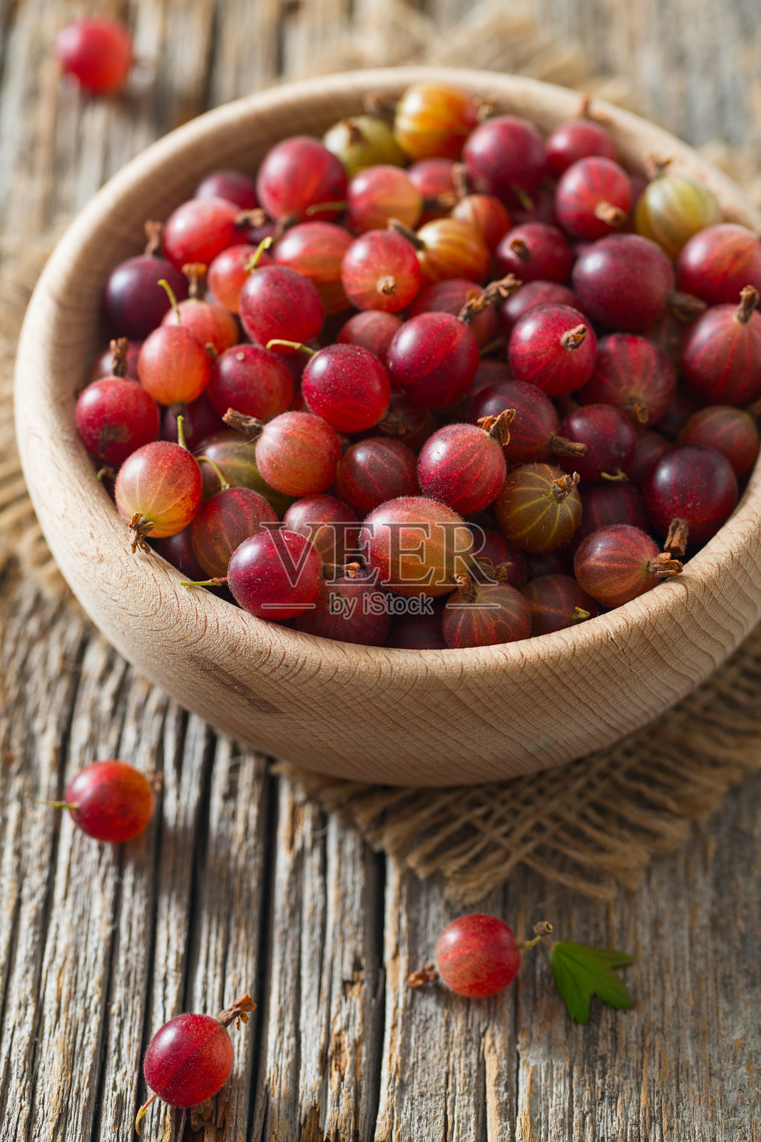 木面碗里的红醋栗照片摄影图片