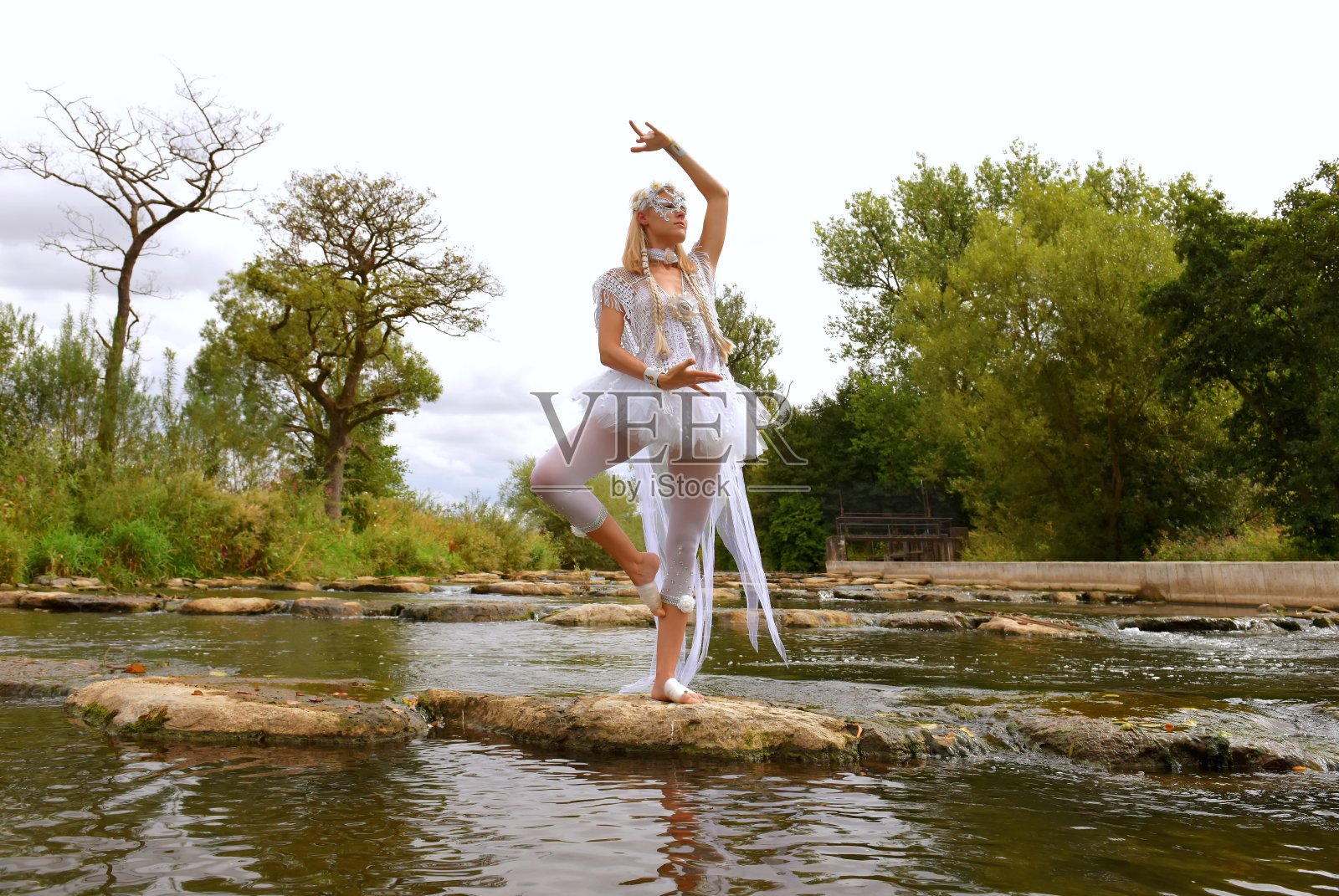 白色河流的仙女照片摄影图片