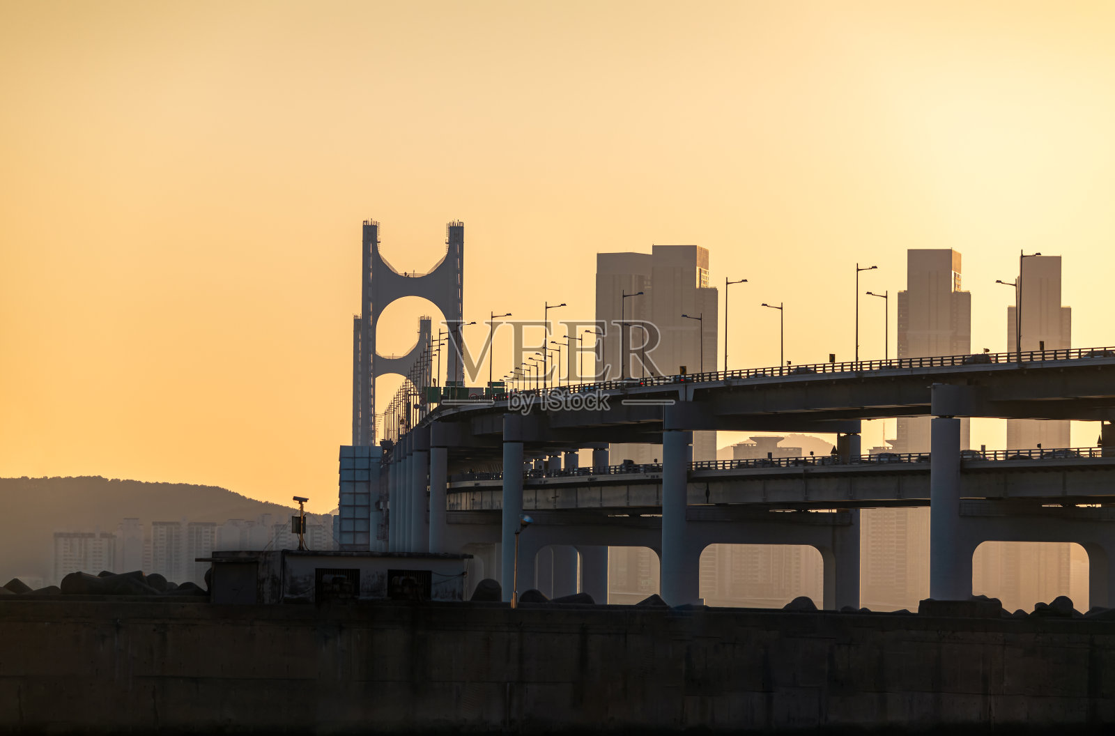 韩国釜山的落日和城市景观照片摄影图片