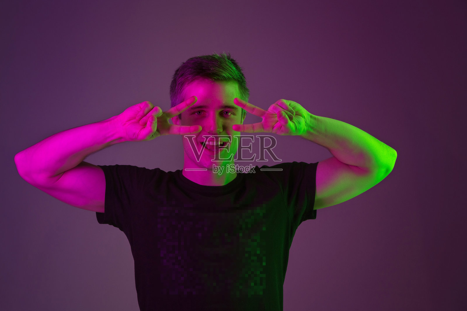 霓虹灯下的紫色背景白人男子肖像照片摄影图片