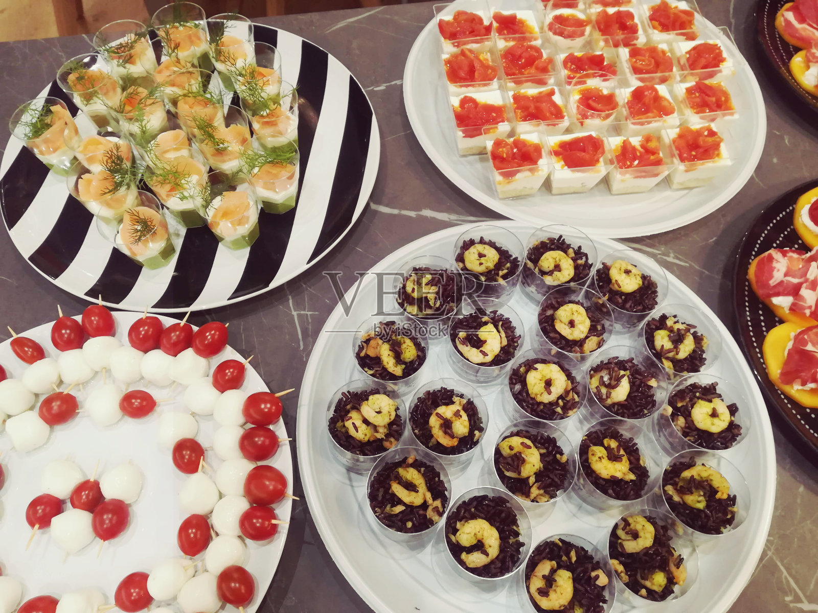 混合意大利开胃菜在圆盘子照片摄影图片