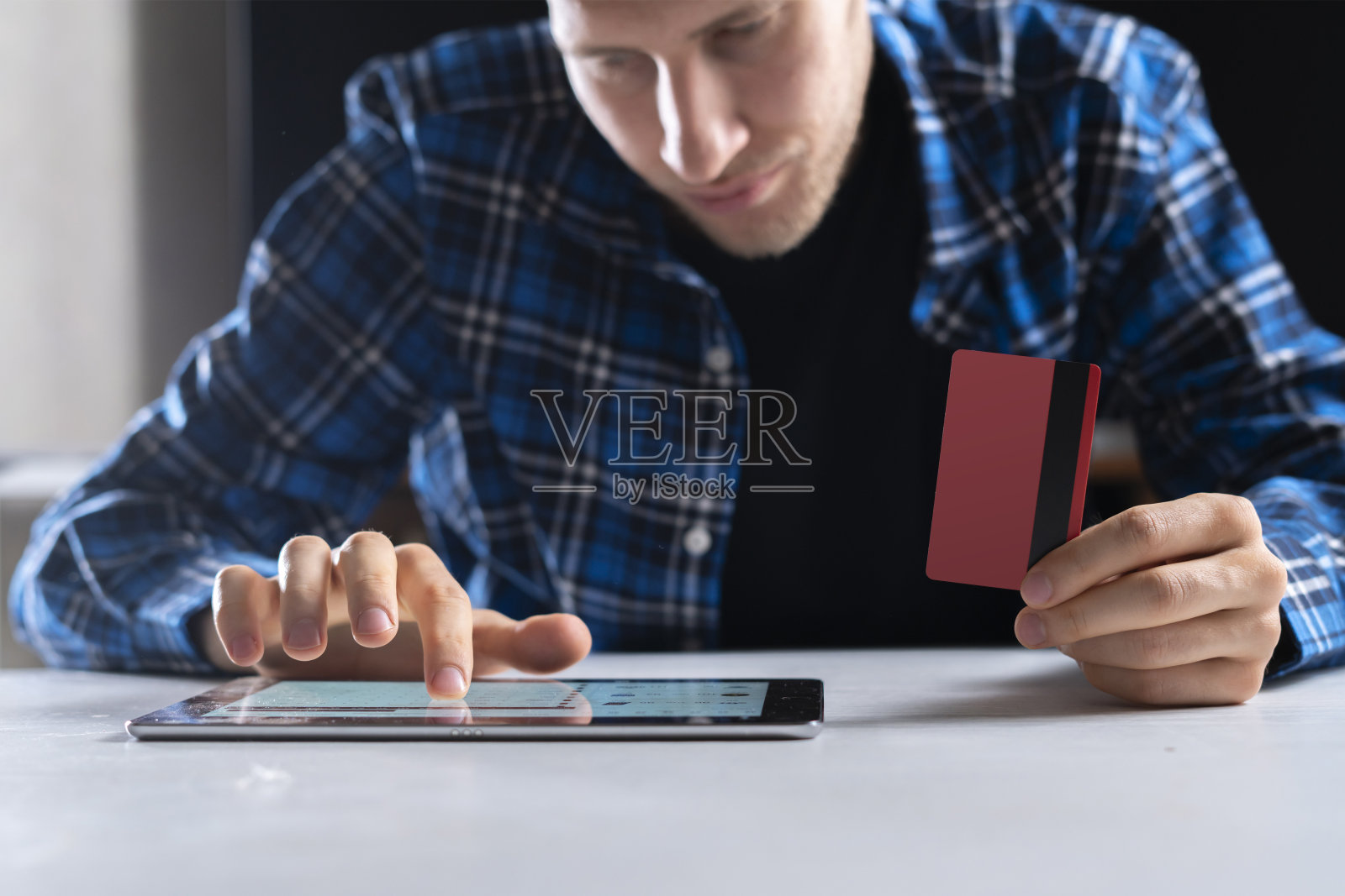 无线远程支付，电子虚拟钱包，人拿着手机和银行卡，进行支付照片摄影图片