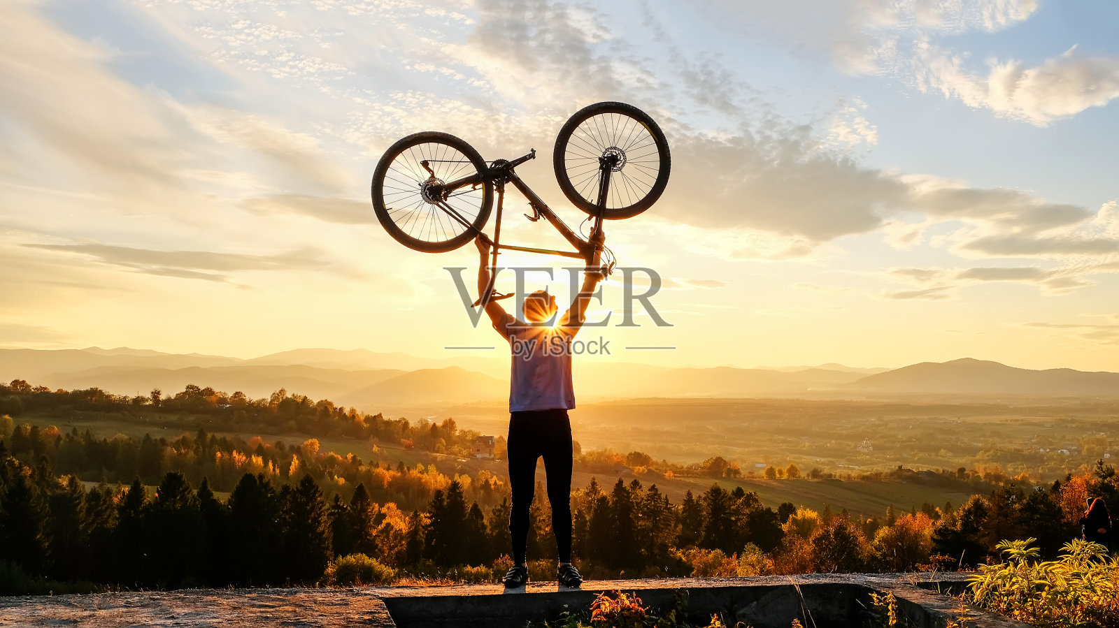 在山上骑车探险照片摄影图片