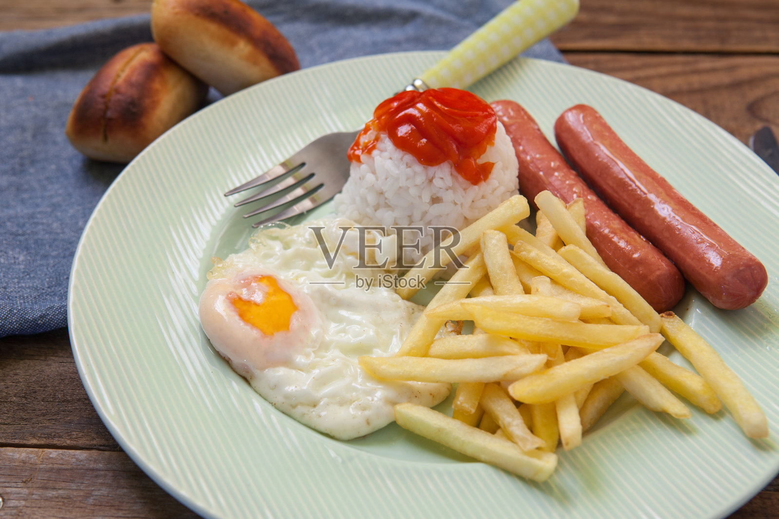 美式早餐，有鸡蛋，香肠和米饭照片摄影图片