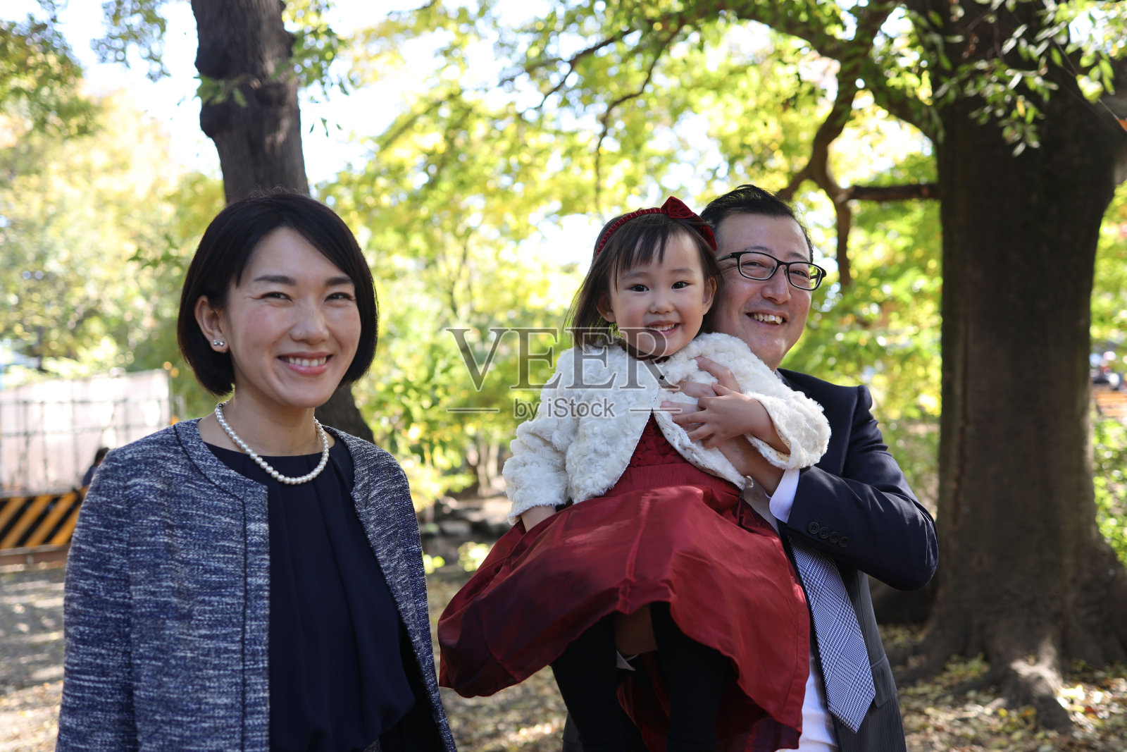 日本父母携女儿参加七五三节庆祝活动照片摄影图片