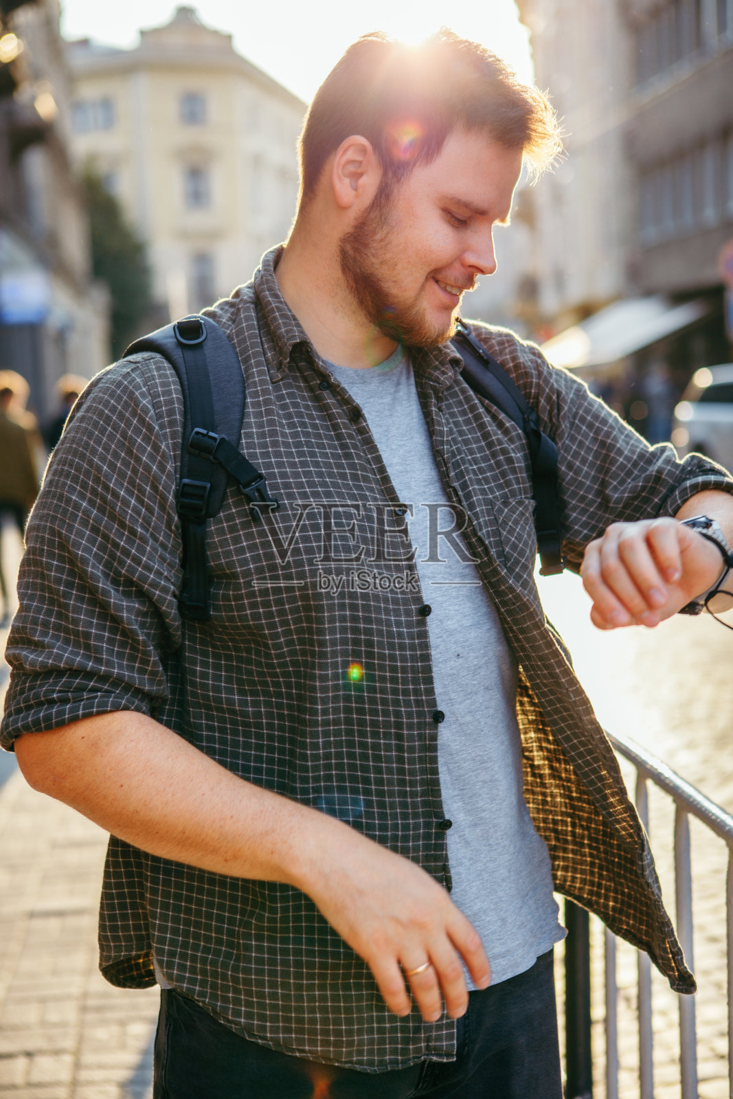 城市街道日落下的年轻络腮胡男子照片摄影图片