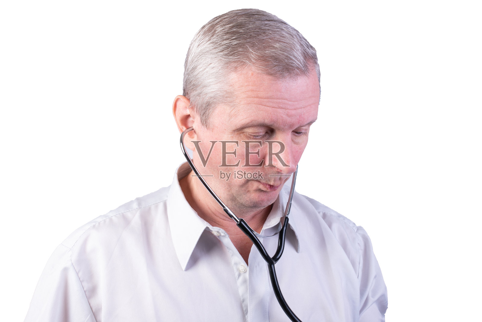 戴着听诊器的老年男人（白色背景）照片摄影图片