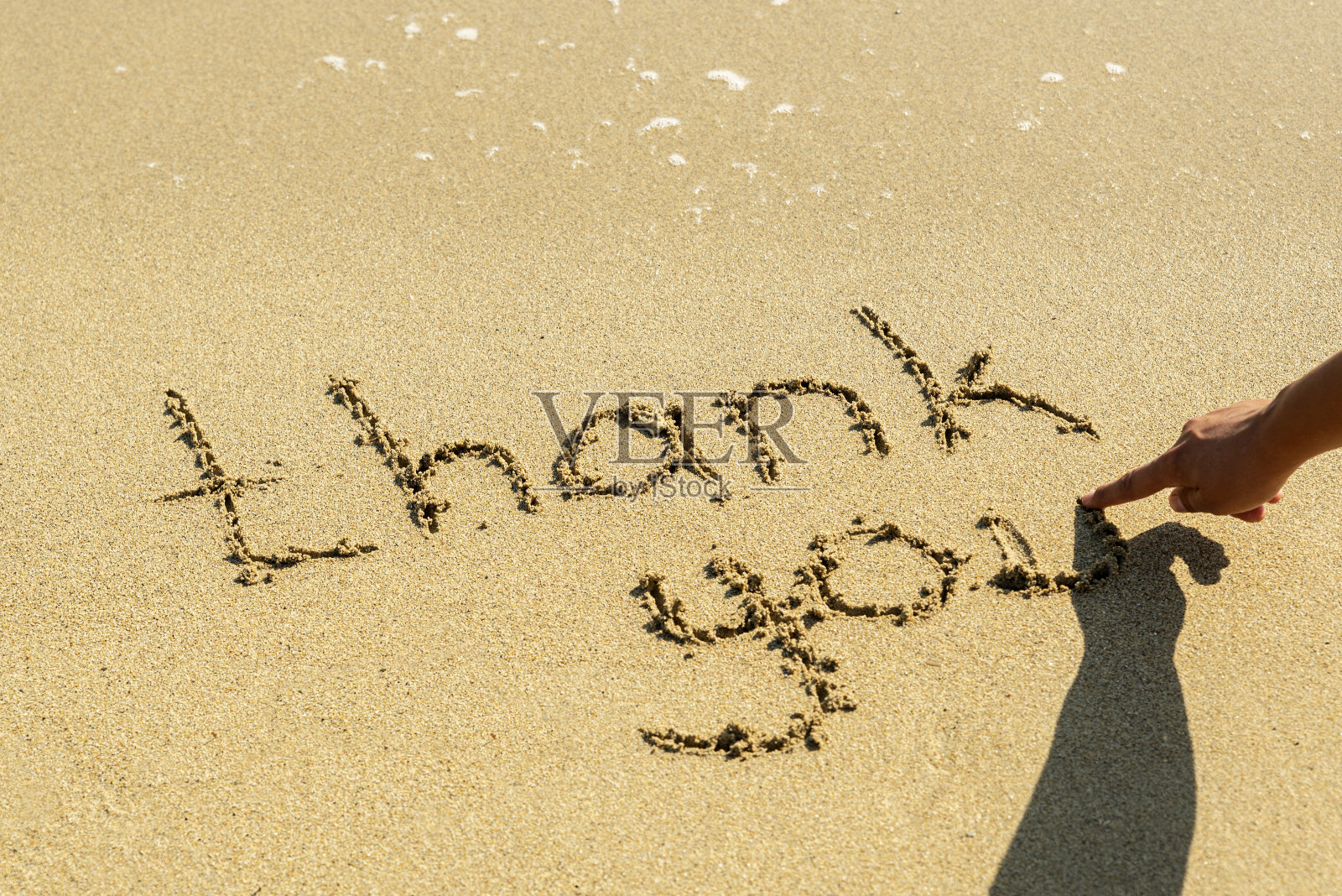 海滩上手写的“谢谢你”字样照片摄影图片