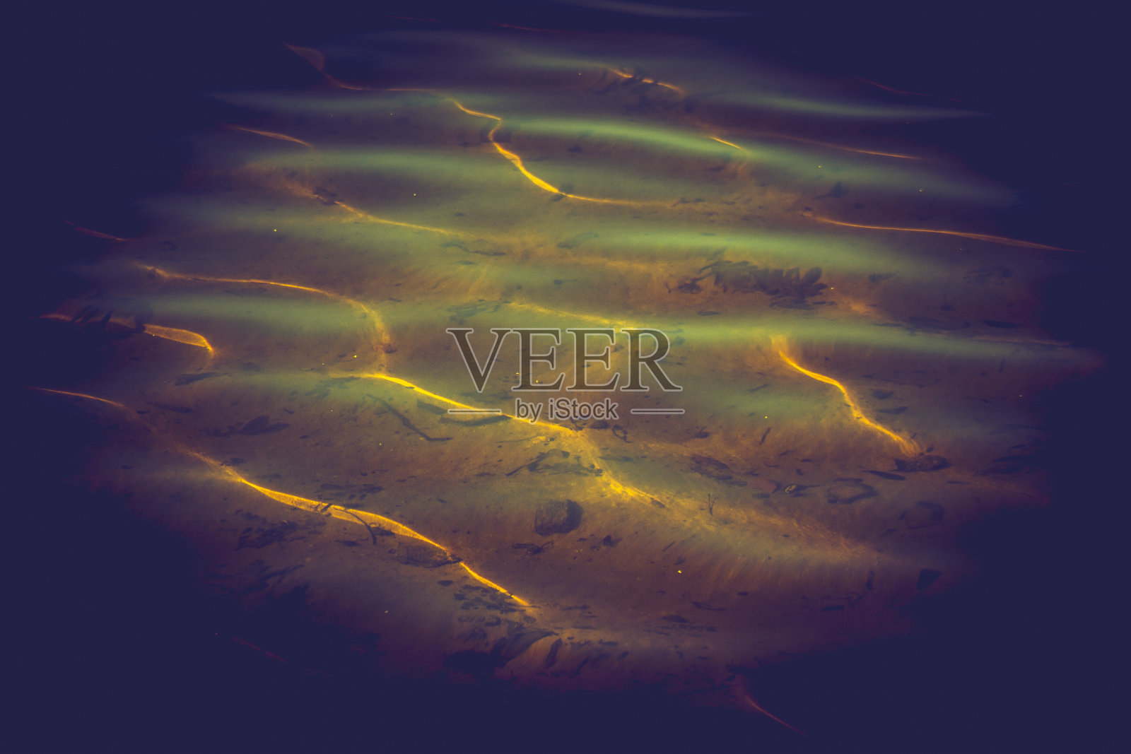 平静的、令人放松的海浪在阳光下闪耀着金色的光芒照片摄影图片