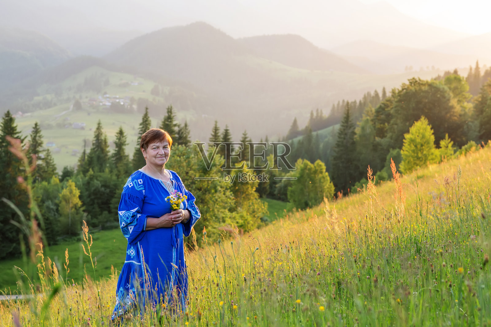 山中日落时的迷人女子照片摄影图片