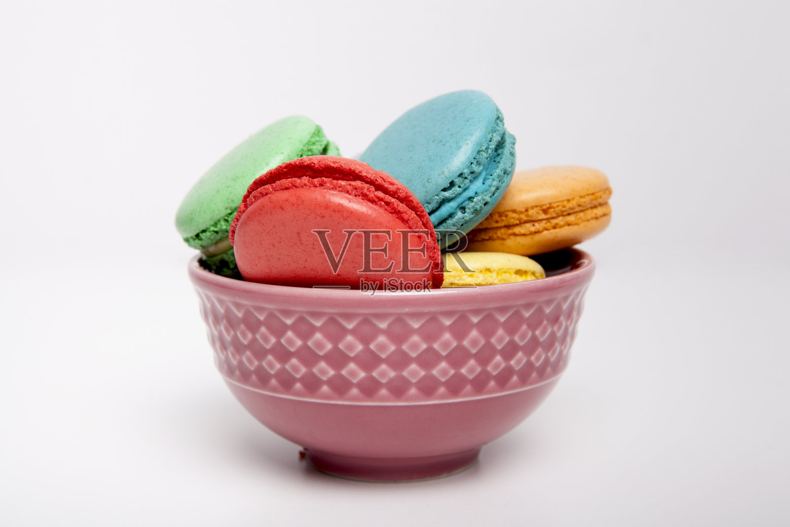 甜而多彩的马卡龙或白色背景的马卡龙，沙漠。照片摄影图片