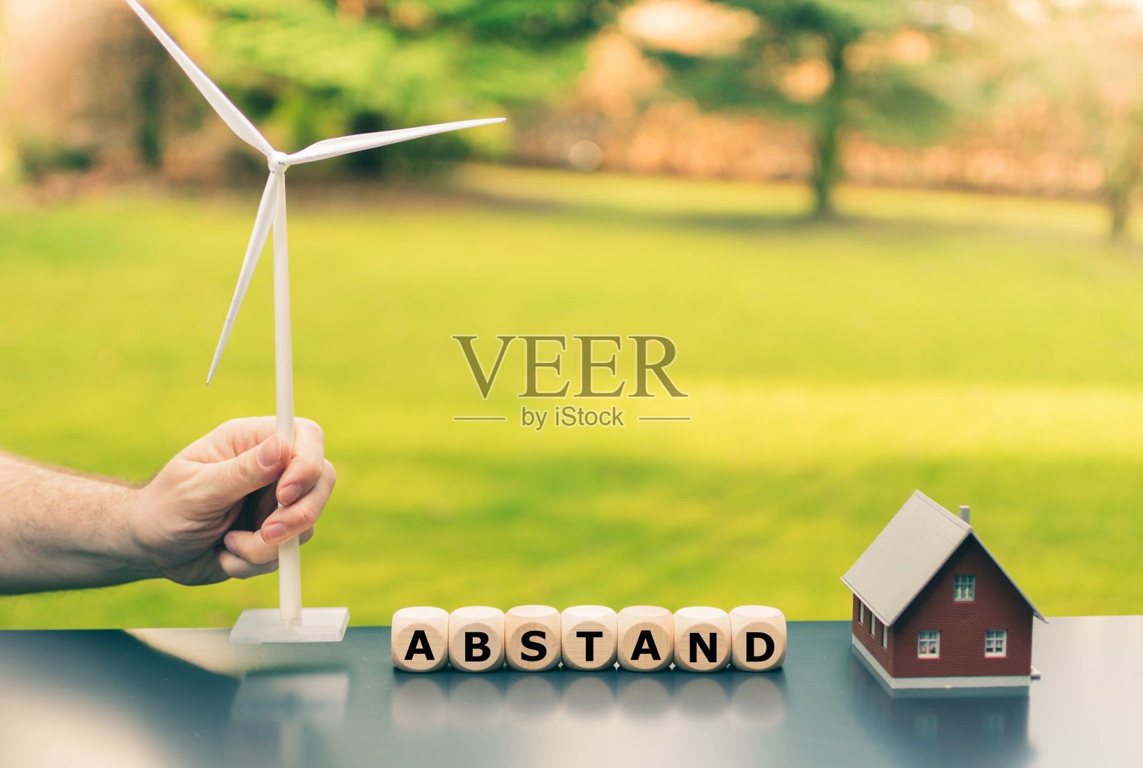 风力涡轮机和居民区之间的最小间隙符号(德语为“弃权”)。照片摄影图片