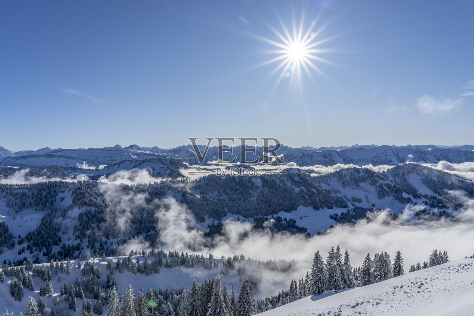 阿尔高山脉上的雾海的冬季景观照片摄影图片