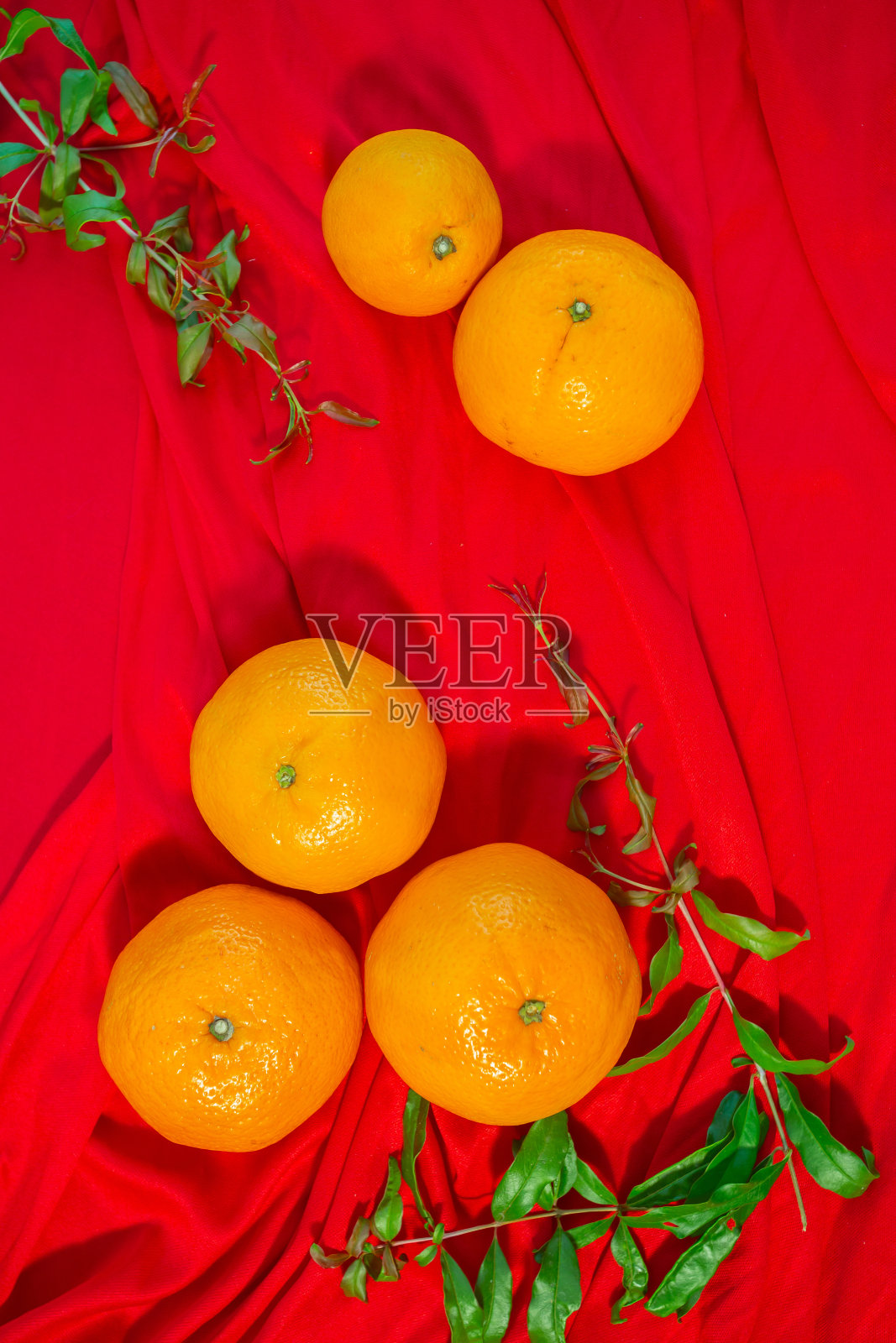 红色织物上的橘子和金色，中国新年照片摄影图片