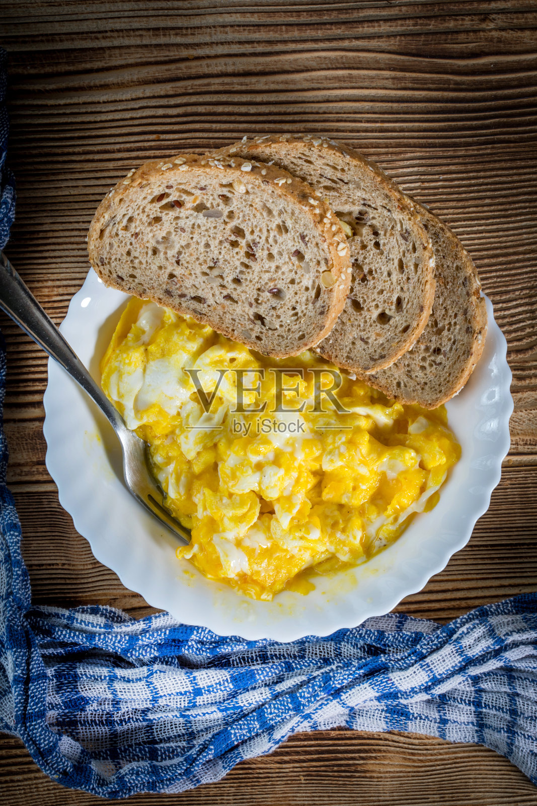 炒鸡蛋配面包。照片摄影图片