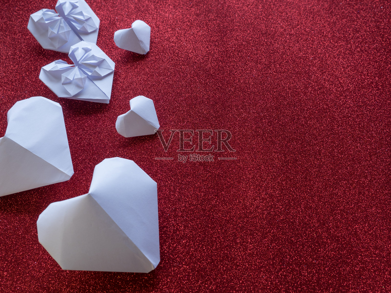 折纸心形符号的情人节，与礼物丝带红色的心。为文本或设计复制空间照片摄影图片