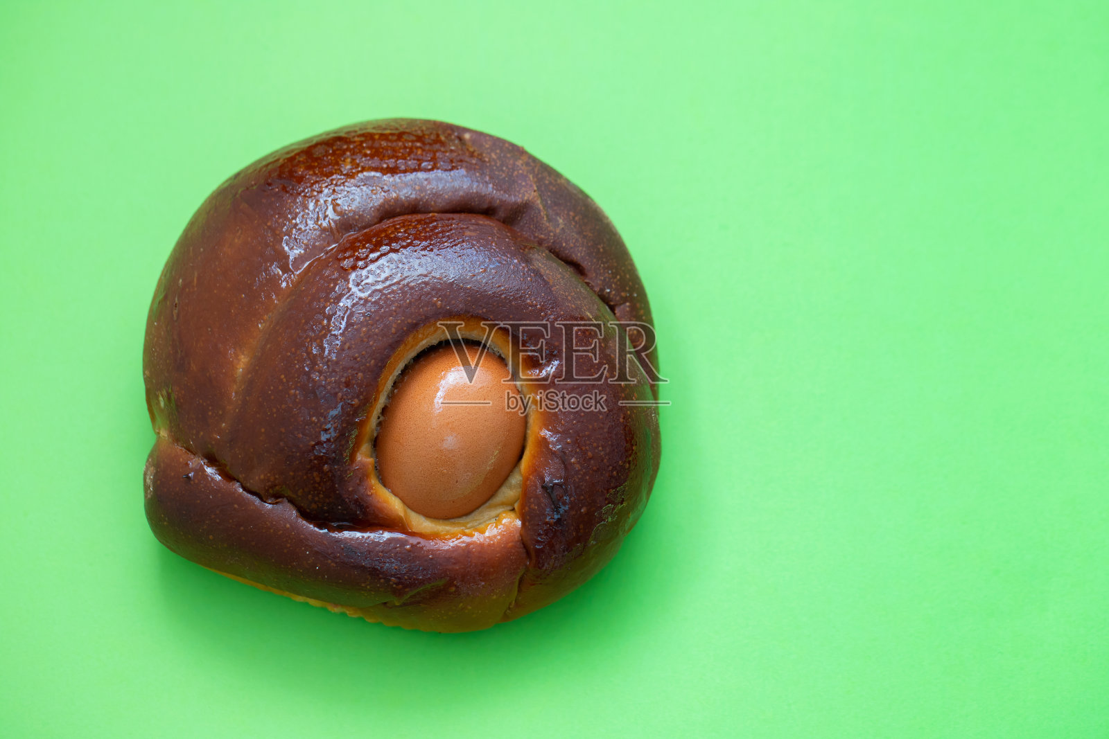 典型的葡萄牙复活节蛋糕，绿色背景上有鸡蛋照片摄影图片