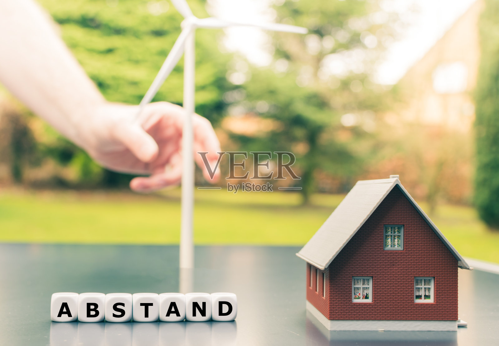 风力涡轮机和居民区之间的最小间隙符号(德语为“弃权”)。照片摄影图片