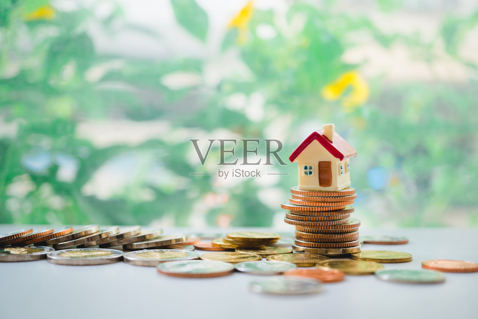 微型房子在堆栈硬币照片摄影图片