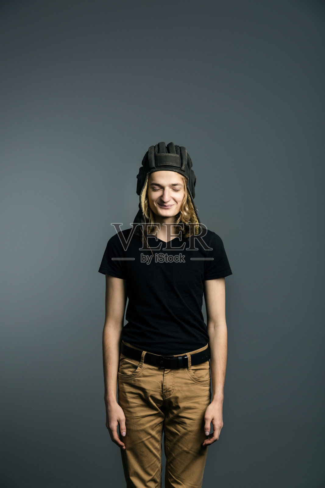 一个戴着坦克头盔的年轻人在做模特照片摄影图片