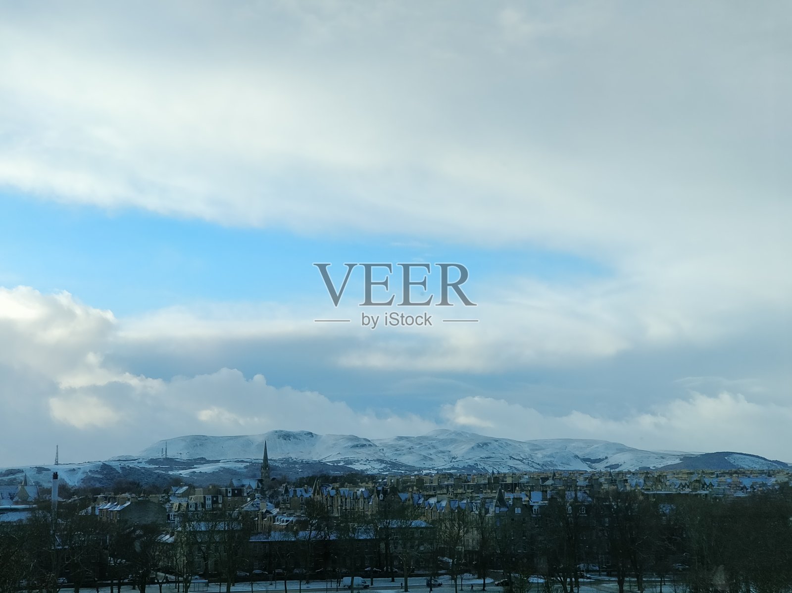 雪山和天空的城市景观照片摄影图片