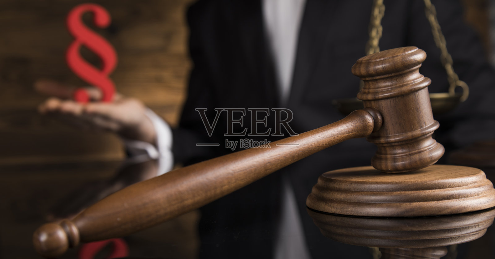 法律主题，法官木槌，正义天平照片摄影图片