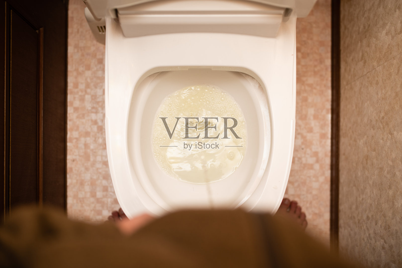 男人在厕所里小便照片摄影图片