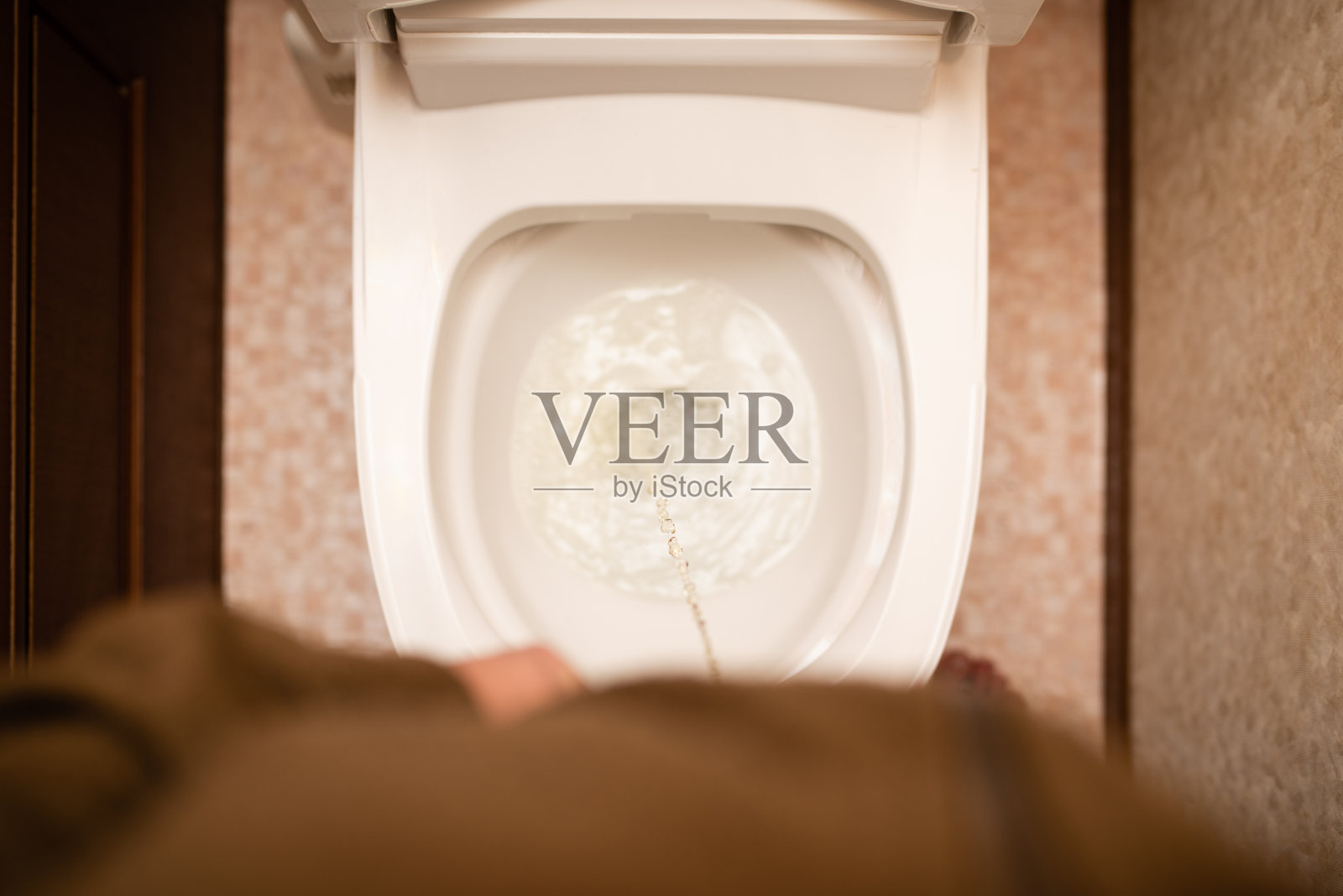 男人在厕所里小便照片摄影图片