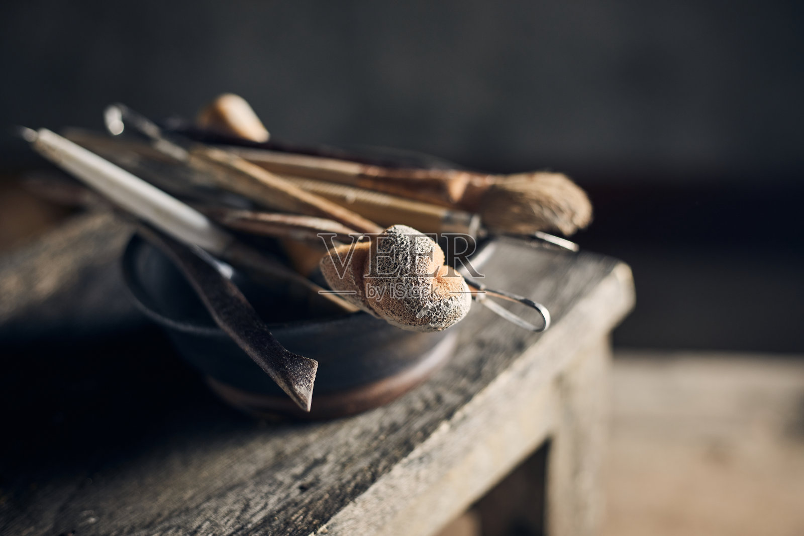 木质背景上的陶泥塑形工具照片摄影图片