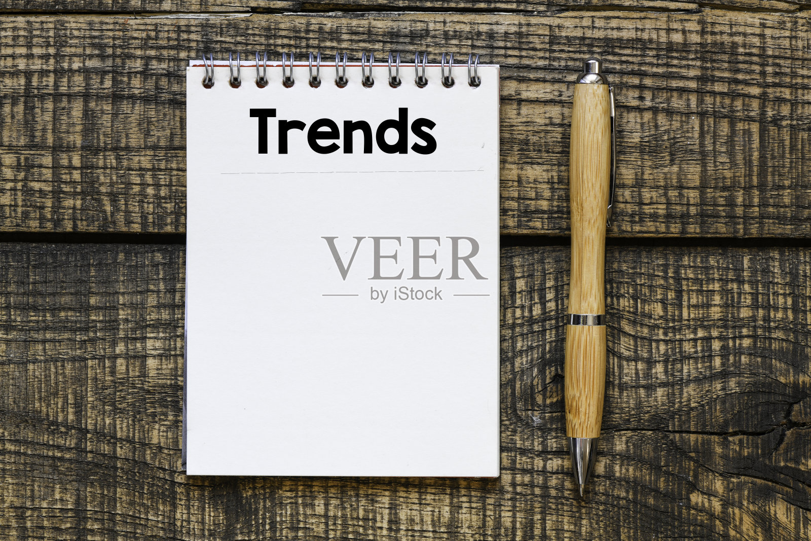 趋势文字笔记写在木桌上，俯视图。经营理念。照片摄影图片