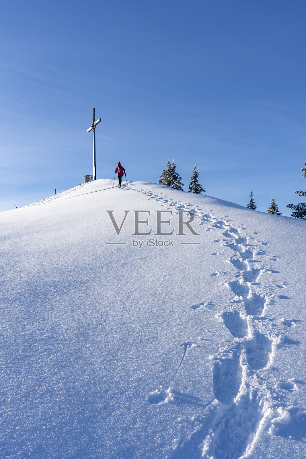 老妇人在雾海上穿雪鞋照片摄影图片