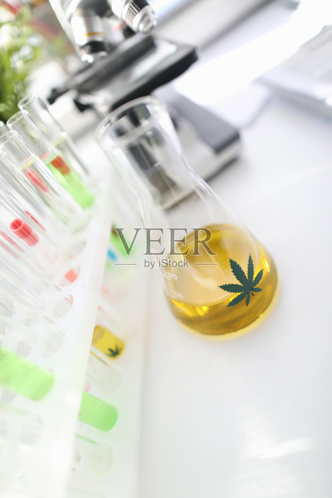 带有大麻符号的烧瓶照片摄影图片