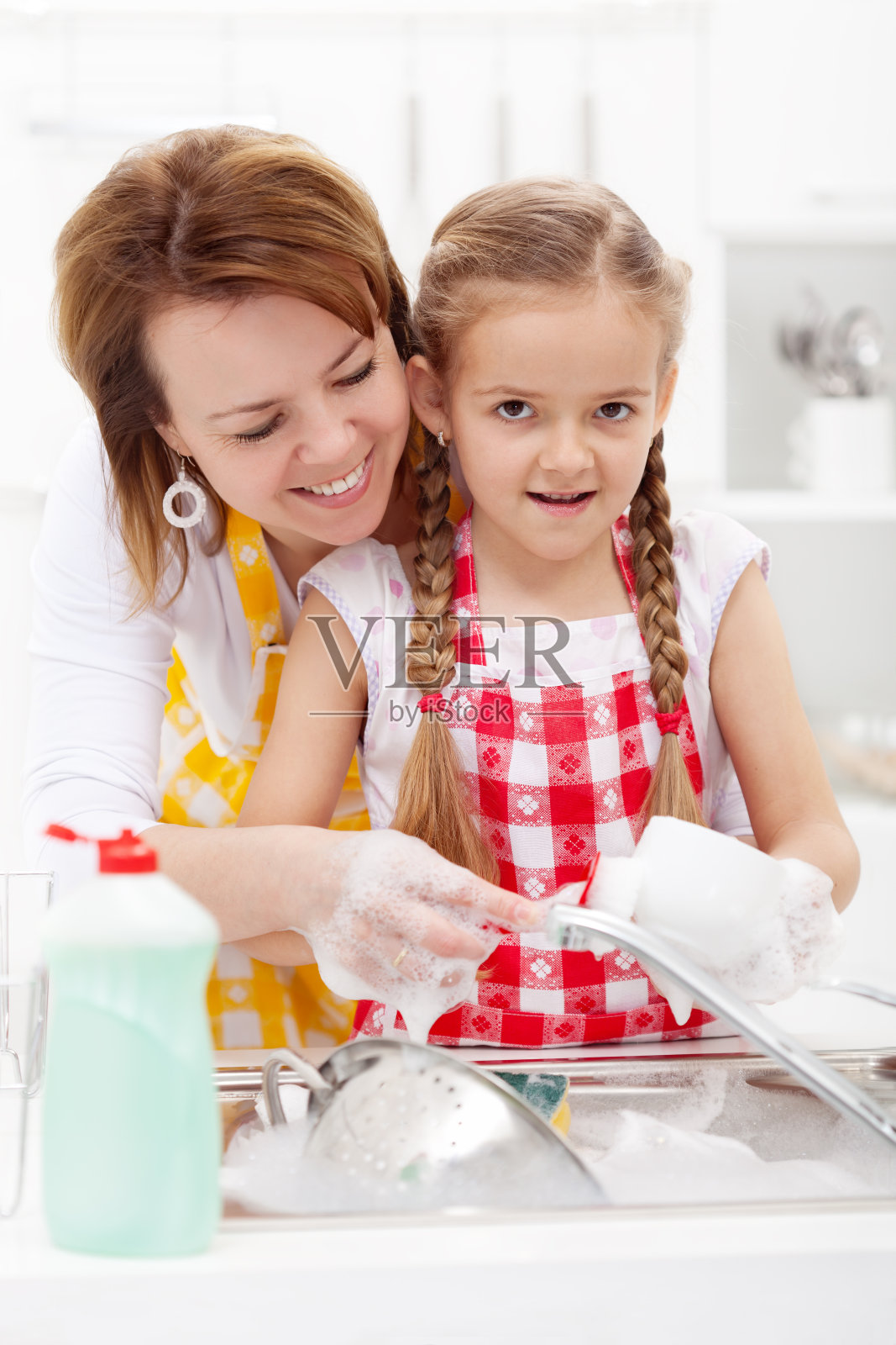 洗碗的小女孩照片摄影图片