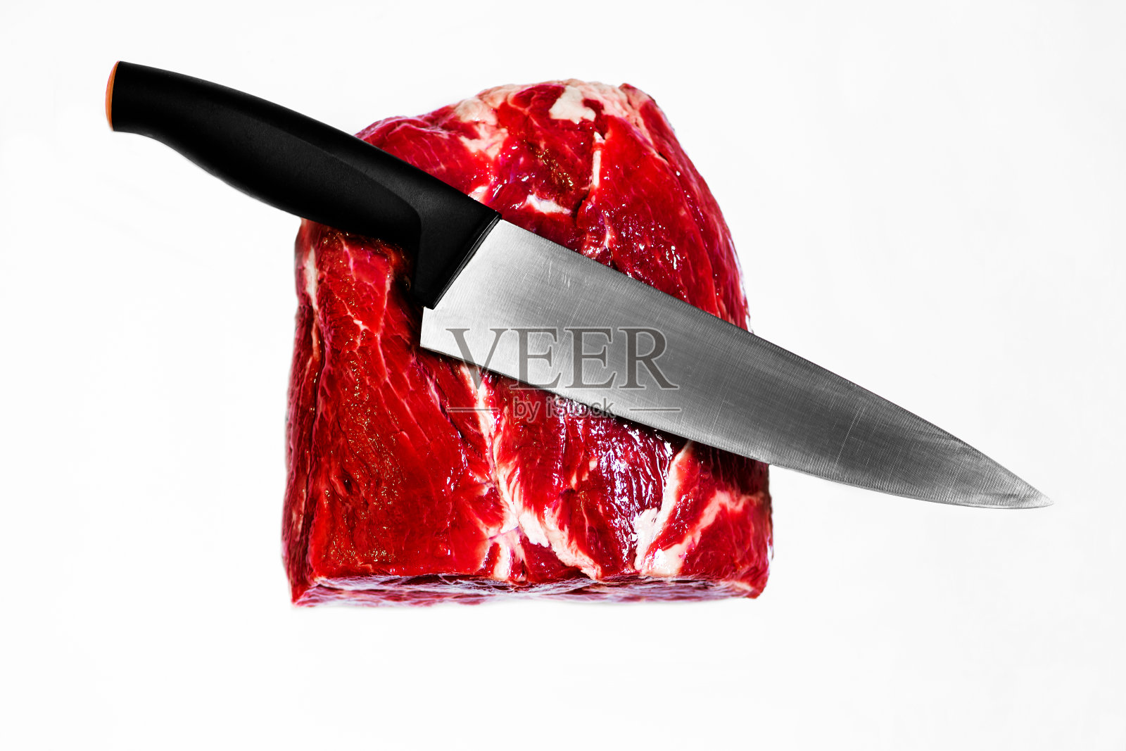 刀放在漂亮的生牛肉上，已隔离。照片摄影图片
