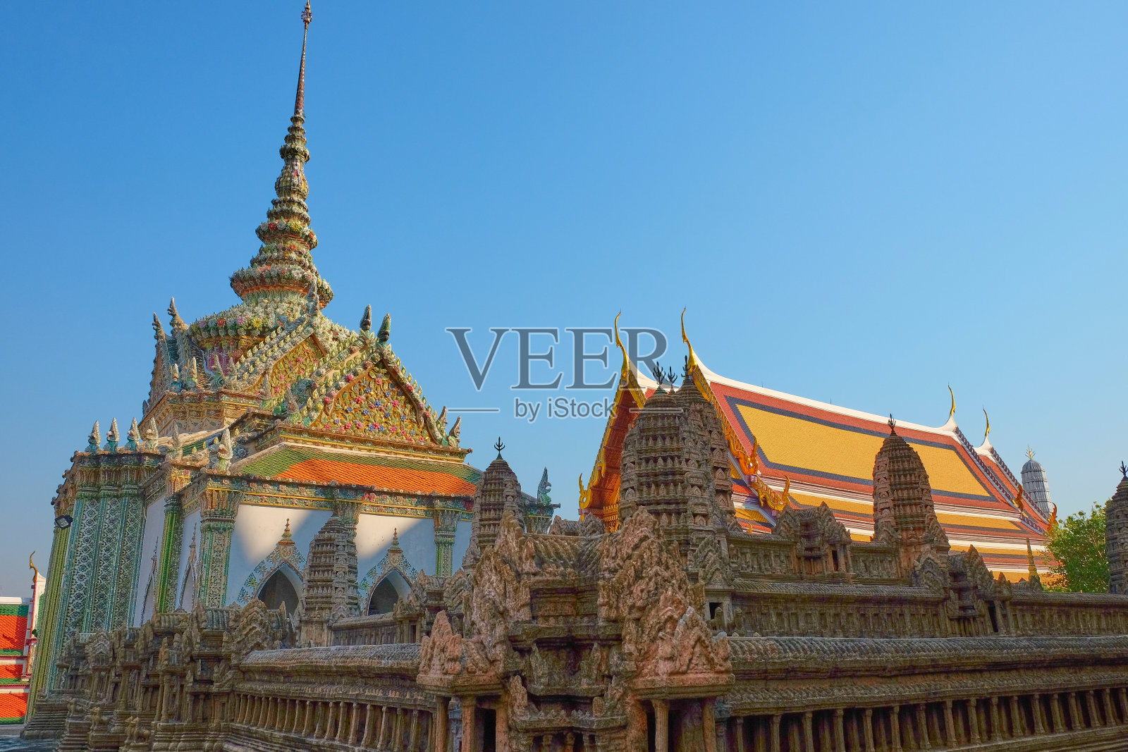 在宏伟的佛教圣地附近，有一座中世纪印度教寺庙的模型。照片摄影图片